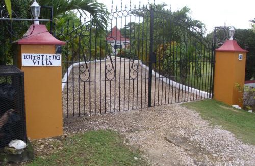 Runaway Bay Villa | Whistling Villa Runaway Bay