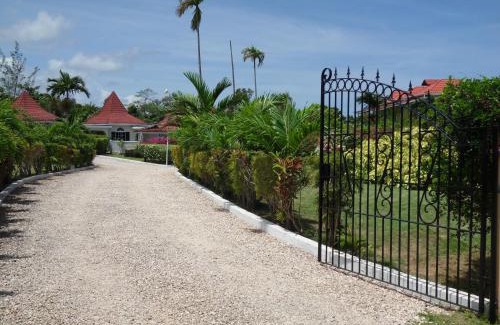 Runaway Bay Villa | Whistling Villa Runaway Bay