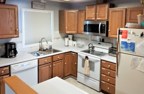 Oak Harbor House | "Whit's End" Spacious, Private Beach-Front Lake Erie Sleeps 13 Birders & Fishing