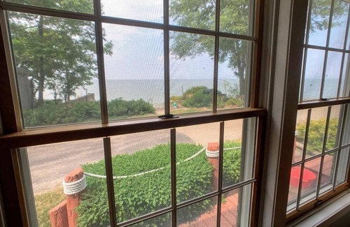 Oak Harbor House | "Whit's End" Spacious, Private Beach-Front Lake Erie Sleeps 13 Birders & Fishing