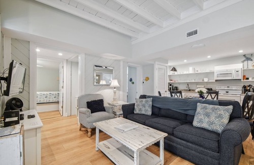 Clearwater Beach Cottage | White beaches, walk to restaurants and shops! Family vacation/Romantic getaway!
