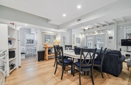 Clearwater Beach Cottage | White beaches, walk to restaurants and shops! Family vacation/Romantic getaway!
