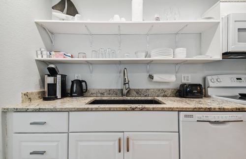 Clearwater Beach Cottage | White beaches, walk to restaurants and shops! Family vacation/Romantic getaway!