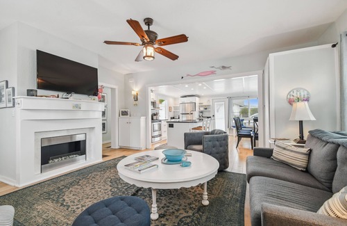 Clearwater Beach Cottage | White beaches, walk to restaurants and shops! Family vacation/Romantic getaway!