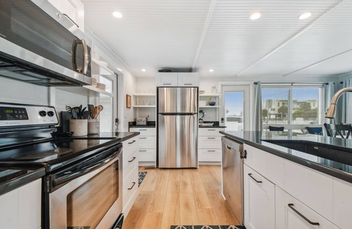 Clearwater Beach Cottage | White beaches, walk to restaurants and shops! Family vacation/Romantic getaway!