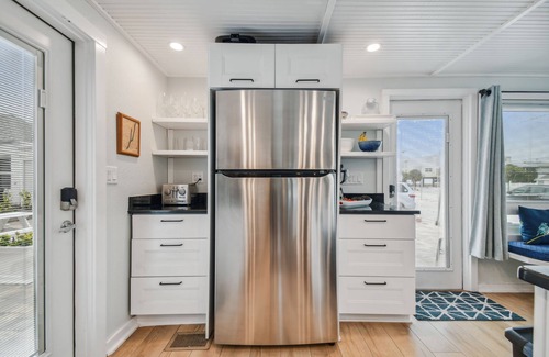 Clearwater Beach Cottage | White beaches, walk to restaurants and shops! Family vacation/Romantic getaway!