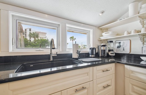 Clearwater Beach Cottage | White beaches, walk to restaurants and shops! Family vacation/Romantic getaway!