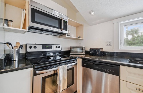 Clearwater Beach Cottage | White beaches, walk to restaurants and shops! Family vacation/Romantic getaway!