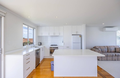 Northcote House | White Beauty in the North Shore Retreat- Sky TV