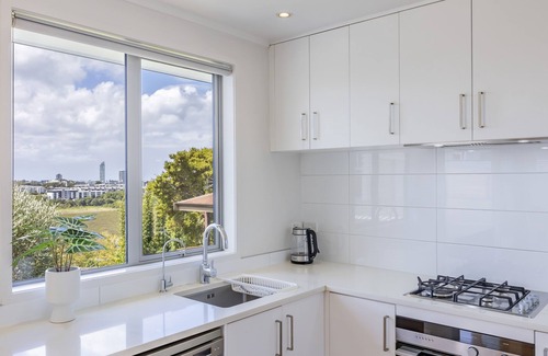 Northcote House | White Beauty in the North Shore Retreat- Sky TV