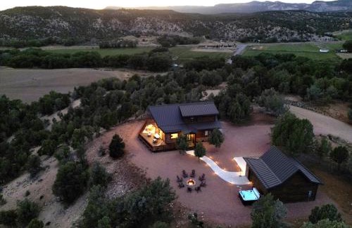 Orderville House | White Cliffs Vista Panoramic Views Hot Tub NPs