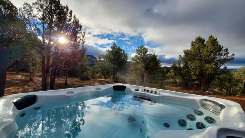 Orderville House | White Cliffs Vista Panoramic Views Hot Tub NPs