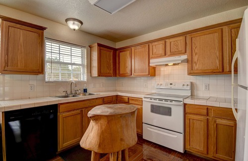 Ingram House | White Cottage, 3BR/2BA, Sleeps 8, Porch, Gas Grill, Firepit