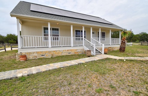 Ingram House | White Cottage, 3BR/2BA, Sleeps 8, Porch, Gas Grill, Firepit