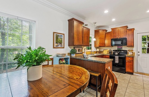 Skyland Cottage | "White Cottage Inn" Charming, Cozy, Convenient!