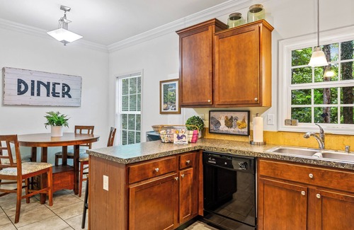 Skyland Cottage | "White Cottage Inn" Charming, Cozy, Convenient!