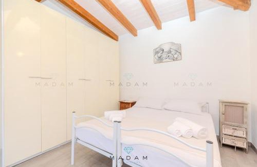San Pantaleo Apartment | White Cottage