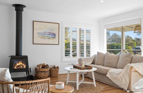 The Honeysuckles House | White Cottage on Ninety Mile Beach