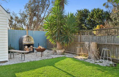 The Honeysuckles House | White Cottage on Ninety Mile Beach
