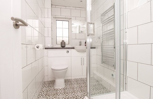 Bere Regis Cottage | WHITE COTTAGE, pet friendly, with a garden in Bere Regis
