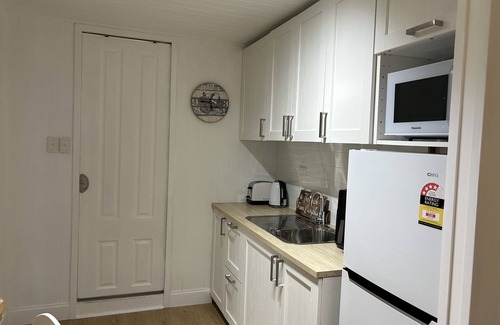 Toogoom Cabin | White Haven - Direct Access toToogoom Beach-Sleeps 2-Wi-Fi-Air con-Smart TV