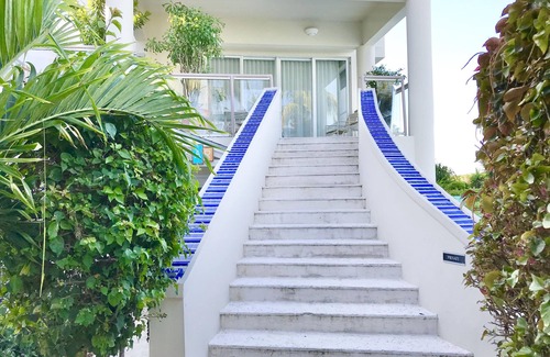 The Bight House | White House beachfront villa at Coral Gardens snorkeling reef