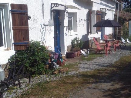 Saint-Germier Bed & Breakfast | white house