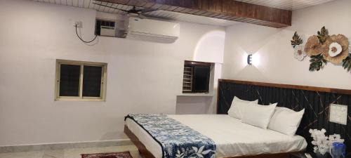 Kamalapur House | White House IN