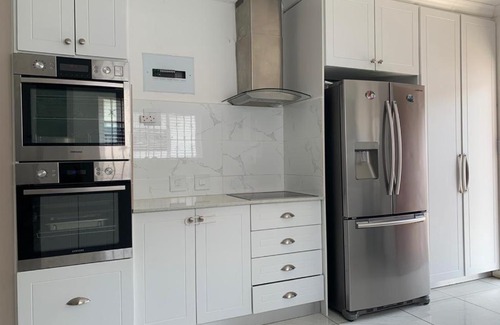 Scottburgh South House | White House lodge in Scotburgh