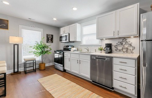 Lake Geneva Apartment | White House on Wisconsin-Upper |Renovated Colonial Revival |Horticultural Hall |Main St |Parking - 2