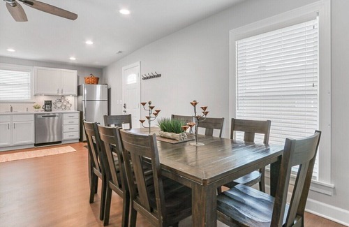 Lake Geneva Apartment | White House on Wisconsin-Upper |Renovated Colonial Revival |Horticultural Hall |Main St |Parking - 2