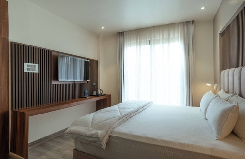 Jhusi Hotel | White House Royal Living