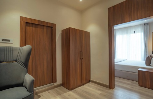 Jhusi Hotel | White House Royal Living