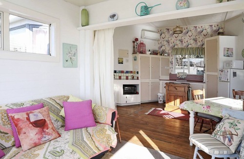 Riverton Cottage | ‘White ivory cottage’ in beautiful Taramea Bay