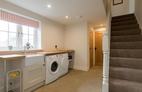 Carlton Miniott House | White Lodge Cottage