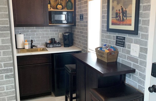 Eureka Springs Cabin | White Moon tiny cabin close to everything with Mountain View. No cleaning fees !