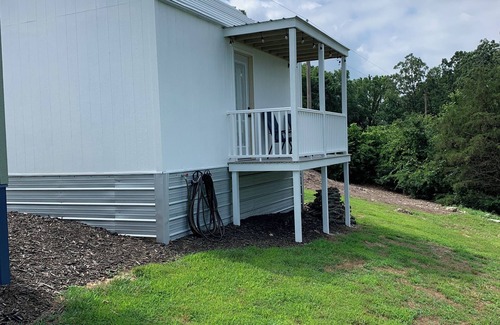 Eureka Springs Cabin | White Moon tiny cabin close to everything with Mountain View. No cleaning fees !