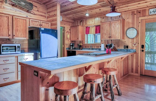 Pinetop Cabin | White Oak Retreat in Pinetop Country Club w/Firepit/Grill/Horseshoes!