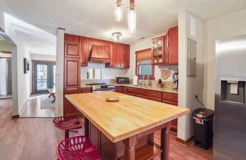 Laurelville Cabin | White Oak Woods-Hot-tub-Fire Pit-Grill-3 Season Patio-Corn Hole-Solo Stove