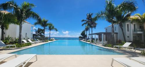 Paea Apartment | White Palm