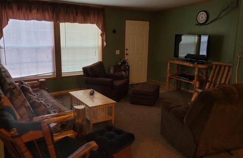 Thompsonville House | White Pine 4 BR 2 BA home 1 mile to Crystal Mtn Resort