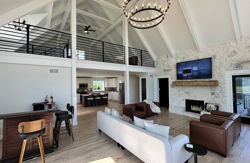 Warsaw Cabin | White Pines Lodge-360° views, spacious, serene, spa-like master en suite
