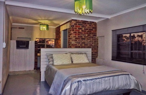 Nelspruit Cabin | White rock self-catering guest suites. Unit 1
