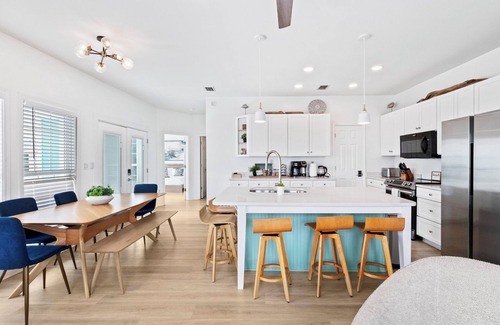Saint Elmo House | White Sand Beachfront Paradise