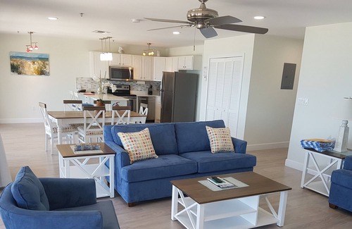 Colliers Bay House | White Sand, Oceanfront Unit w/ Balcony, Pools & Swim-Up Bars