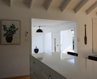 Falmouth House | White Shell Cottage - Woodfire & Beachfront