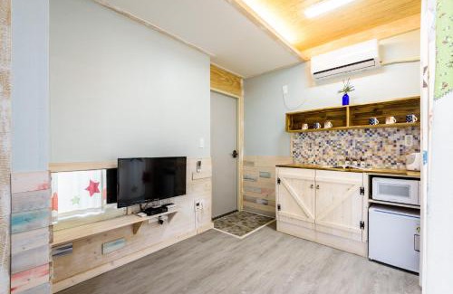 Aewol House | White star