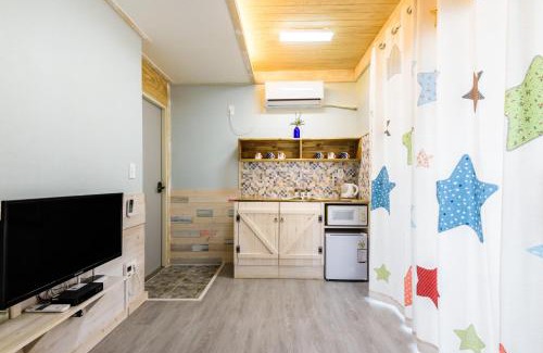 Aewol House | White star