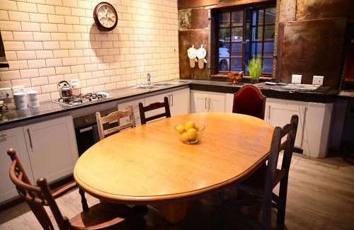 Komani House | White Swan Guesthouse