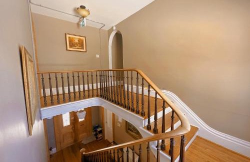 Downtown Niagara Falls House | WHITE SWAN House